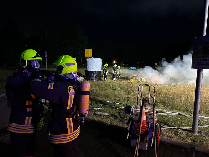 FW Flotwedel: Strohfigur in Brand - Ortsfeuerwehr Eicklingen rückt zu nächtlichem Einsatz aus