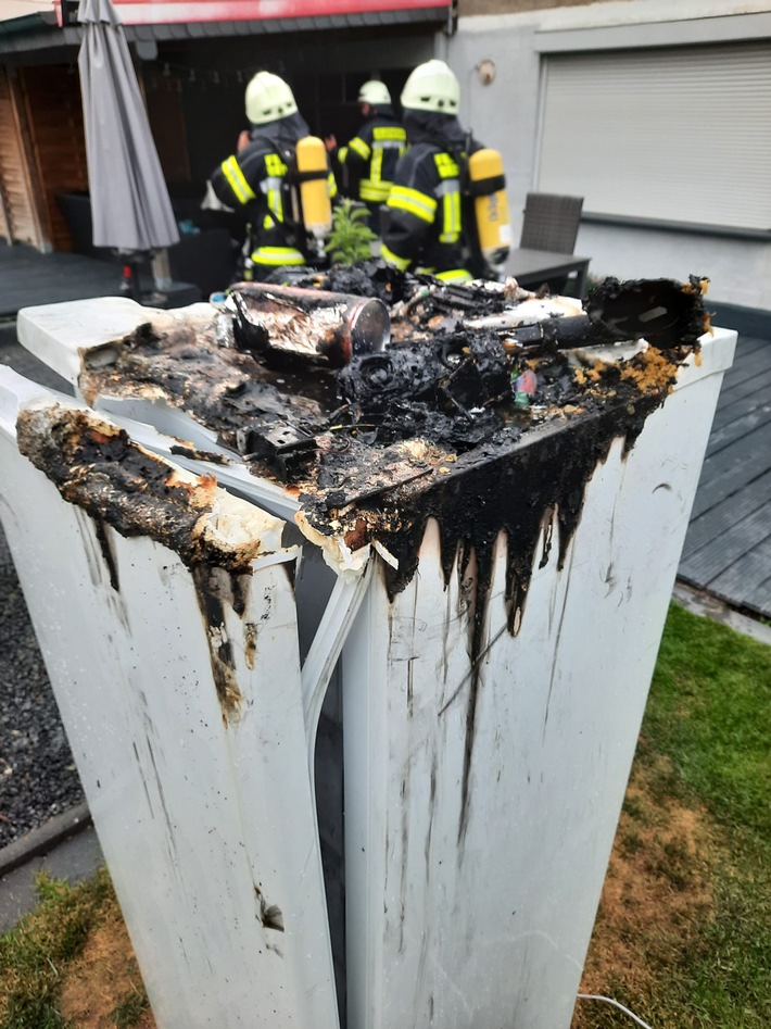 FW-KLE: Wohnungsbrand: Kühltruhe brennt in einem Wintergarten