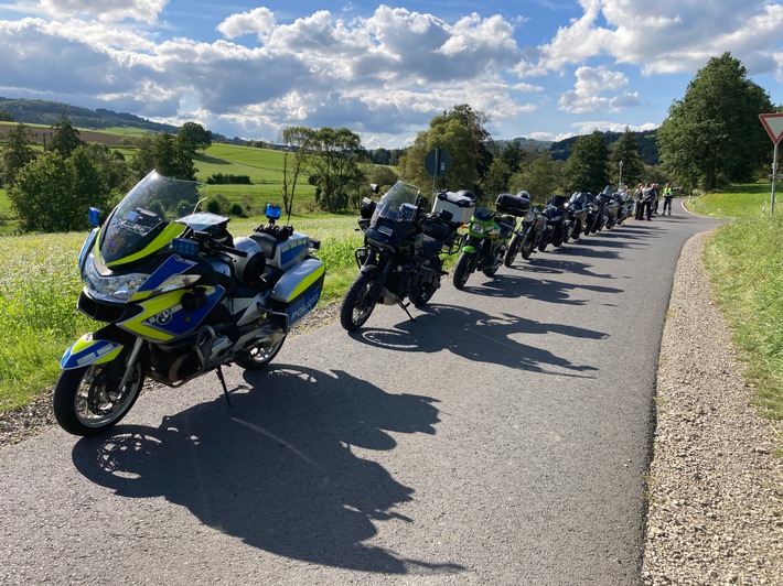 POL-OF: Letzter Biker-Safety-Termin fand bei schönstem Motorradwetter statt; Einbrecher drangen in Gewerbeobjekt ein; Wer fuhr gegen den roten Corsa?