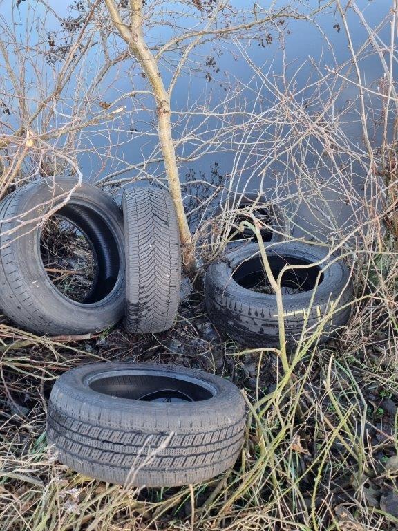 POL-SE: Raa-Besenbek - Altreifen im Entwässerungsgraben abgelagert