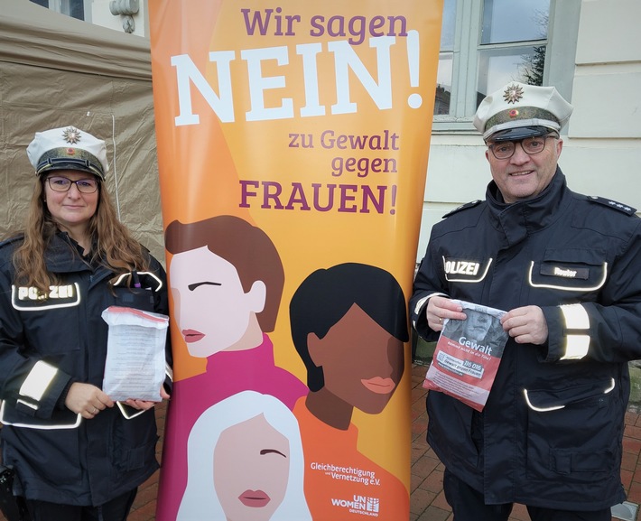 POL-HL: OH-Fehmarn, Neustadt i.H., Eutin / Orange Days - die Polizei beteiligt sich und setzt mit der Brötchentütenaktion ein Zeichen gegen Gewalt an Frauen