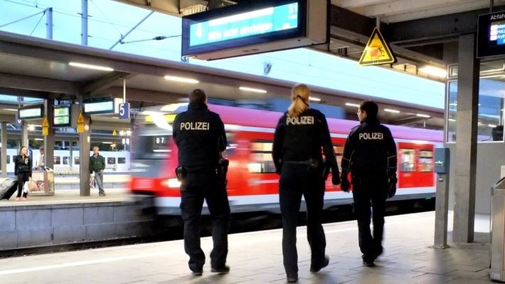 Bundespolizeidirektion München: Person im Gleis - Security bespuckt - Fast unbekleidet im Hauptbahnhof