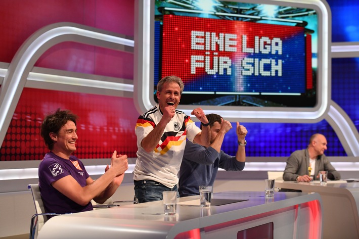 Buschi is back: Am Montag geht Frank Buschmann mit "Eine Liga für sich - Buschis Sechserkette" auf Sky 1 in die dritte Runde