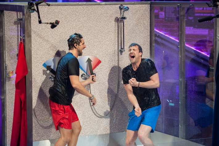 Heißkalte Wasserspiele: Luke Mockridge singt mit Tom Beck unter der Dusche in &quot;LUKE! Die Woche und ich&quot; am Sonntag in SAT.1