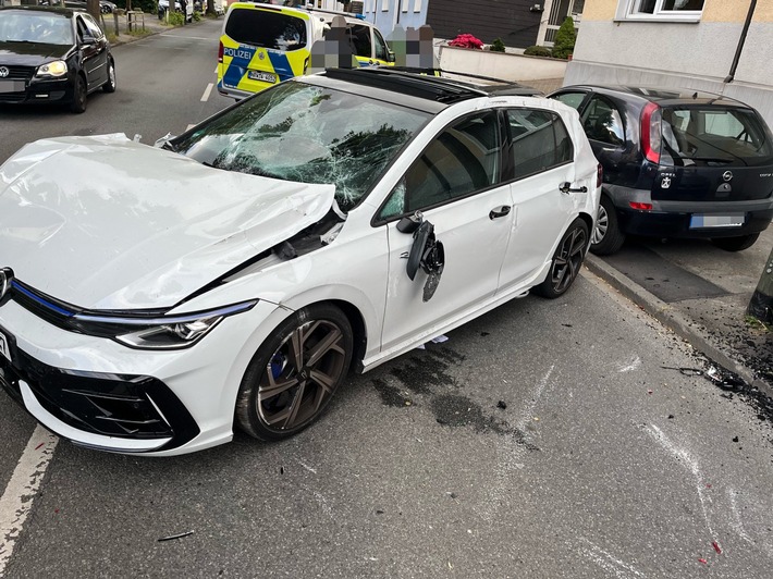 POL-BO: Auto überschlägt sich: Fahrer (22) und Beifahrerin (22) kommen ins Krankenhaus