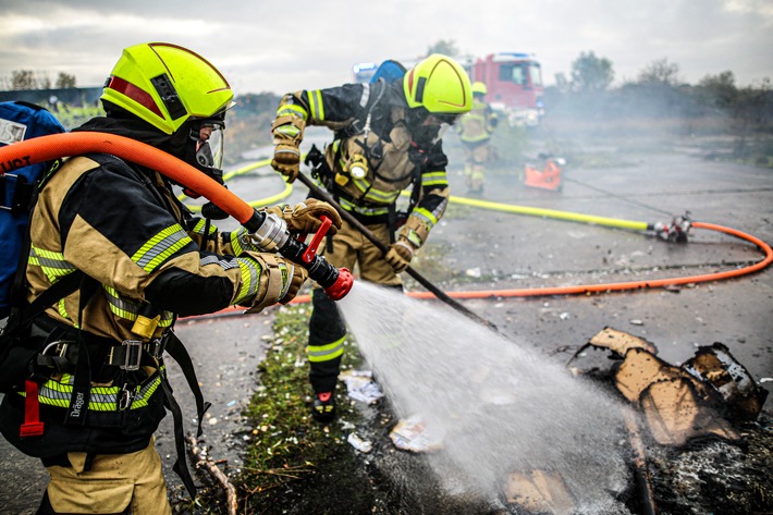 Berlins Innenverwaltung will schnelle Prüfung: War die La-Ola-Welle eines Feuerwehrmanns für die Bauernproteste eine Straftat?