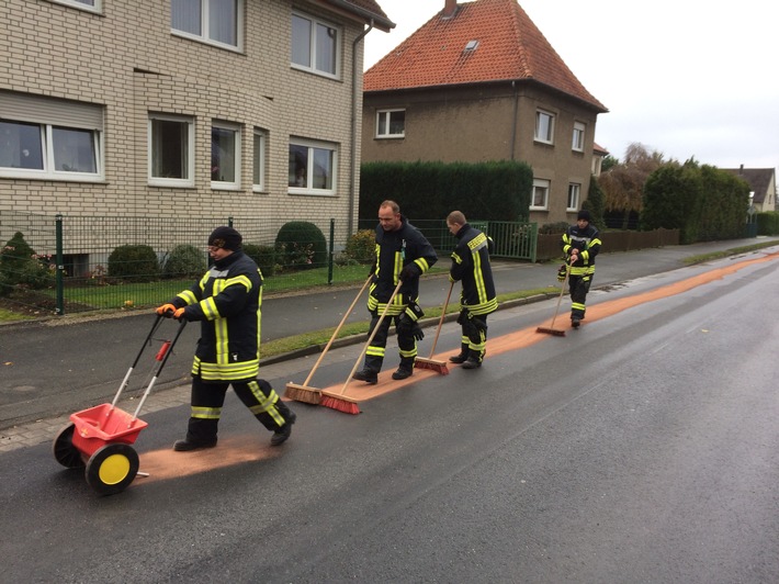 FW Lage: Ölspur in Hagen erfordert umfangreiche Reinigung