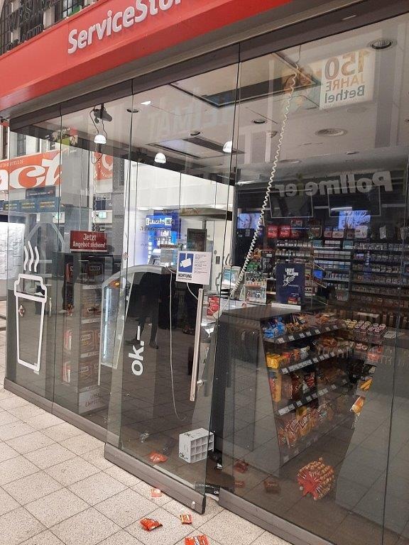 BPOL NRW: Glastür aus der Verankerung gerissen - 34-Jähriger stiehlt gleich zweimal Getränke aus Bahnhofsgeschäft