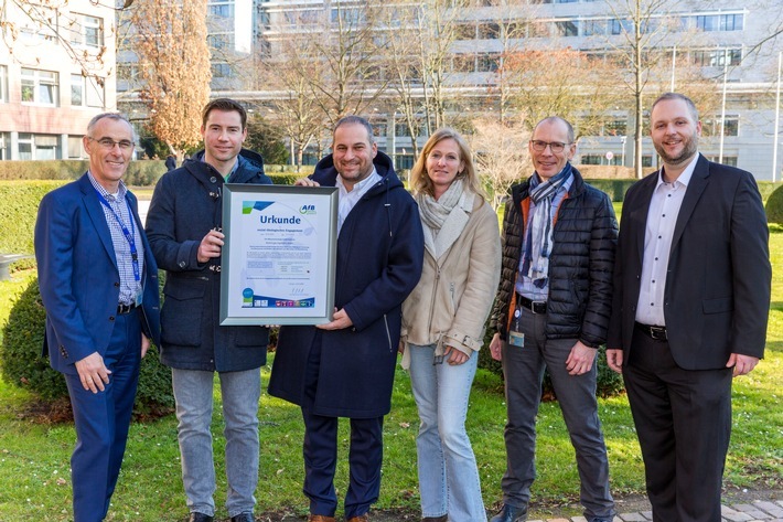v.l. Martin Beck (Boehringer Ingelheim), Daniel Büchle (AfB), Tobias Schweickardt (Boehringer Ingelheim), Andrea Freund-Kremer (Boehringer Ingelheim), Thomas Kober (Boehringer Ingelheim), Alexander Schwander (AfB). Weiterer Text über ots und www.presseportal.de/nr/6631 / Die Verwendung dieses Bildes ist für redaktionelle Zwecke honorarfrei. Veröffentlichung bitte unter Quellenangabe: "obs/Boehringer Ingelheim GmbH/Frank Daum"