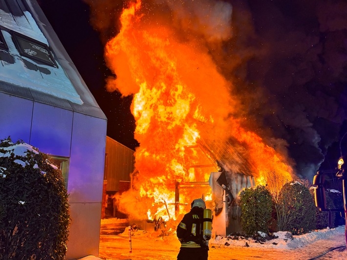FW-AUR: Gebäude nach Durchzündung vollständig in Flammen