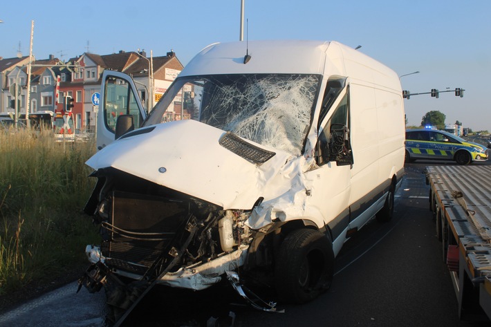POL-DN: Unfall zwischen Lkw und Transporter