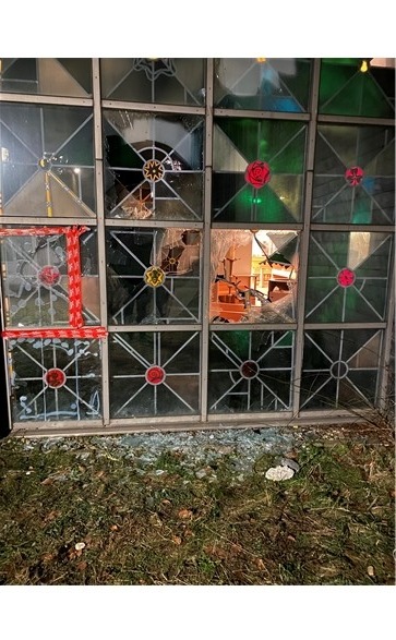 POL-ME: Unbekannte schlagen Kirchenfenster ein - Velbert - 2301110