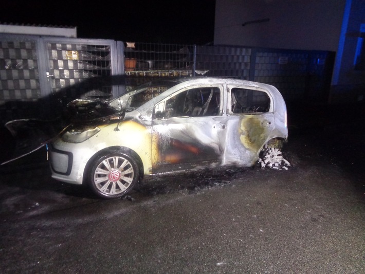 POL-AC: Auto brennt fast vollständig aus