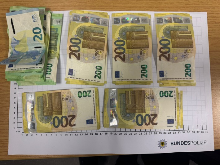 BPOL NRW: Über 6000 Euro unter der Schuhsohle versteckt - Bundespolizei nimmt Mann fest