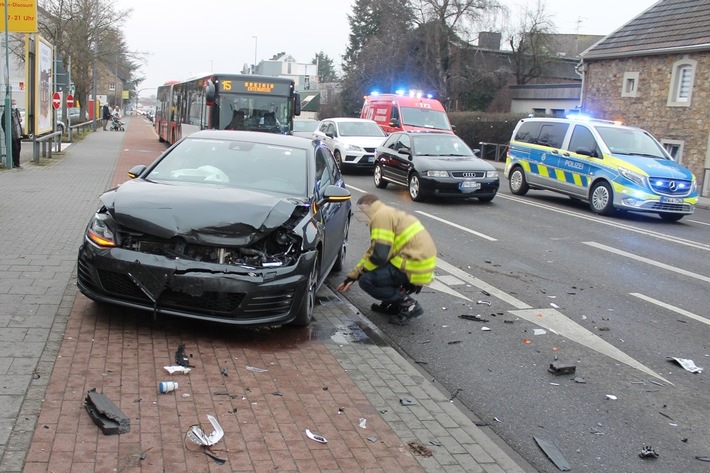 POL-AC: Alkohol und Drogen am Steuer: Zwei Personen bei Unfall verletzt