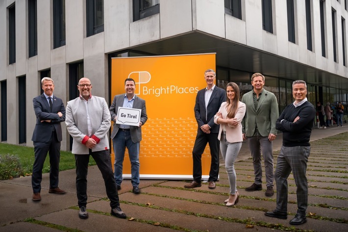 BrightPlaces startet durch (v.l.): Dietmar Czernich, Peter Bodendörfer, Marcus Hofer (GF Standortagentur Tirol), Gregor Matjan, Sabine Hodgson, Sven Thönes, Gernot Paesold / Credits: Flo Mitteregger