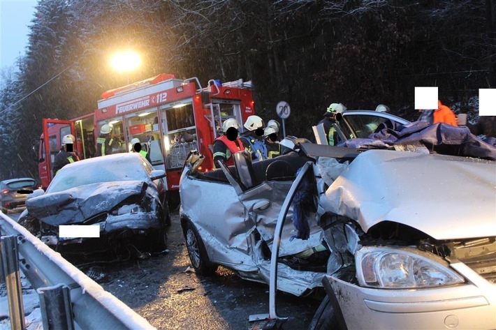 POL-PDWIL: Mehrere schwere Verkehrsunfälle in Folge Winterglätte