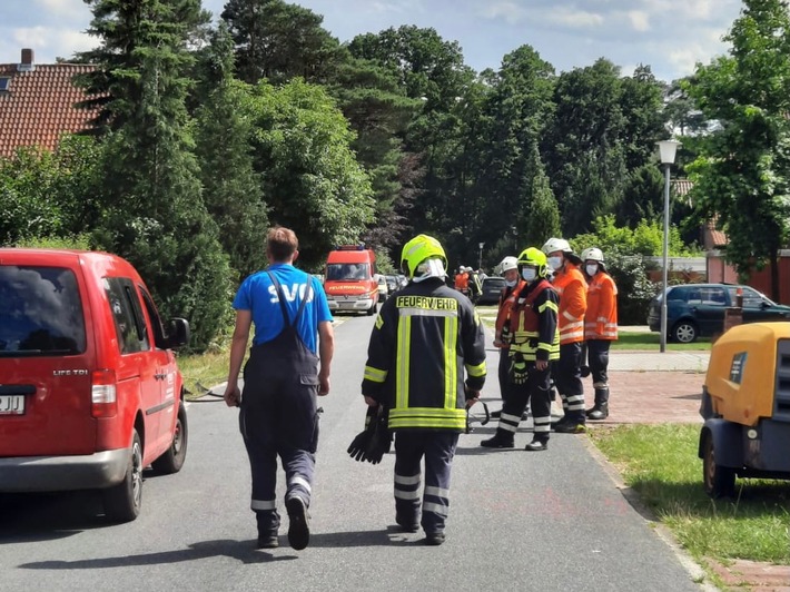 FW Flotwedel: Gasleitung bei Tiefbauarbeiten beschädigt