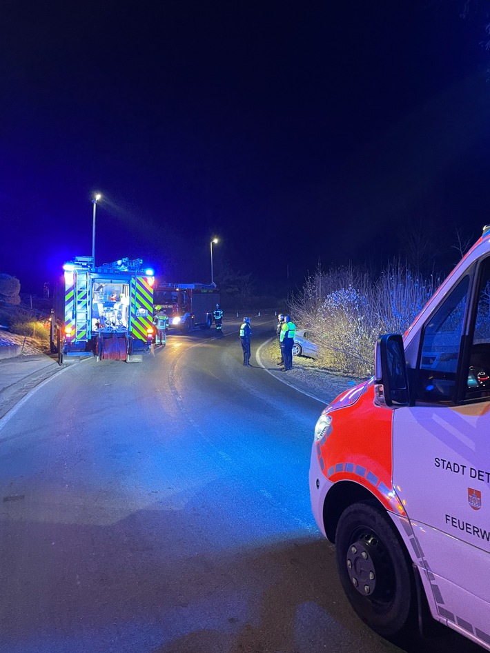 FW-DT: Alleinunfall auf glatter Fahrbahn - Fahrerin leicht verletzt