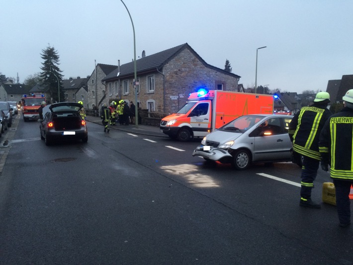 FW-Stolberg: Verkehrsunfall zwischen zwei PKW in Stolberg-Breinig