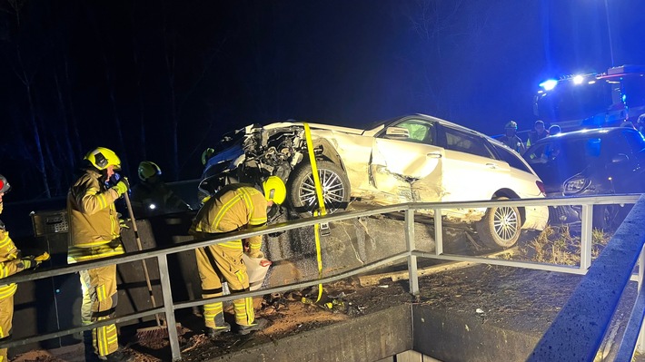 FW Ratingen: Schwerer Verkehrsunfall auf der A3