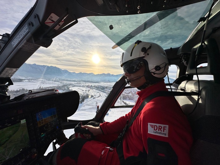 DRF Luftrettung im Einsatz beim FIS Skiweltcup Garmisch / Rot-weißer Rettungshubschrauber für Notfälle auf der Kandahar