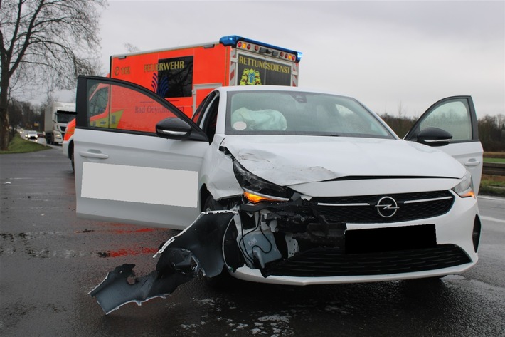 POL-MI: Opel-Fahrerin bei Zusammenstoß leicht verletzt