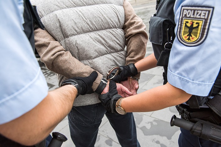 BPOL NRW: Streit endet im Gefängnis - Bundespolizei verhaftet 28-Jährigen