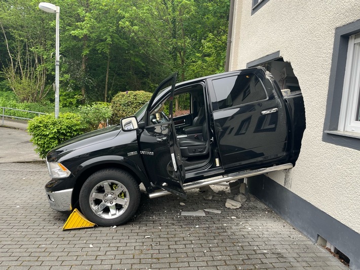 POL-EN: Ennepetal: Auto kommt in Küche zum Stehen - erheblicher Sachschaden