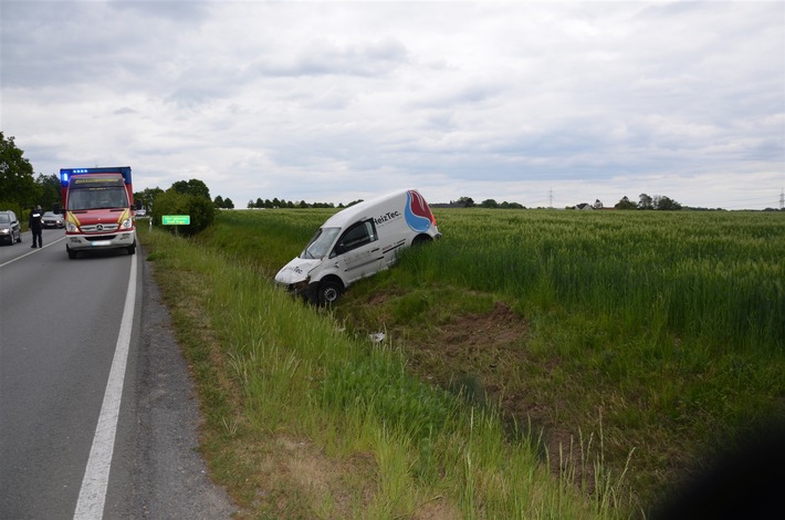 POL-HF: Anhaltevorgang zu spät erkannt- Caddy rutscht in Graben