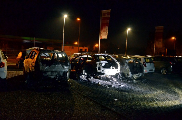 POL-SN: Fahrzeuge in Flammen aufgegangen