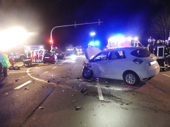 POL-GM: Unfall im Kreuzungsbereich