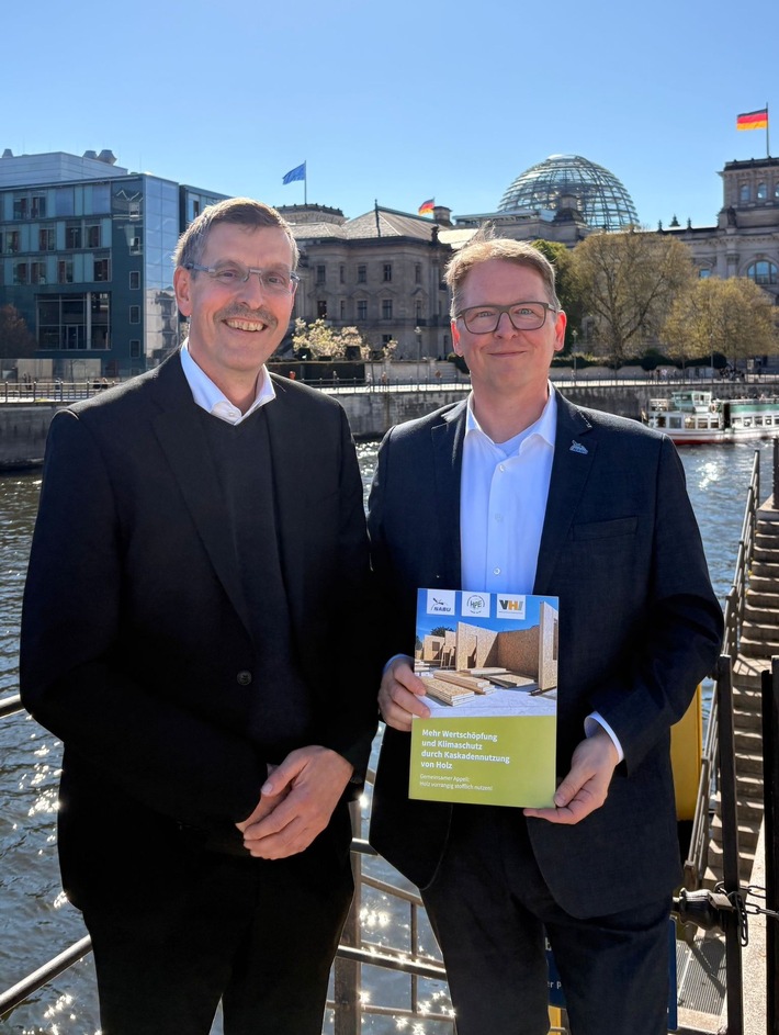 Pressemitteilung: Verbände setzen gemeinsames Zeichen im politischen Berlin - NABU und Holzwerkstoffindustrie fordern klare Priorität für stoffliche Nutzung