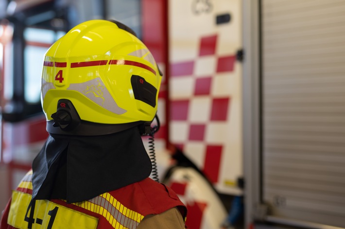 FW-HB: Weiterer Baustein im Einsatzhygienekonzept: neue Helme für Bremer Feuerwehrleute