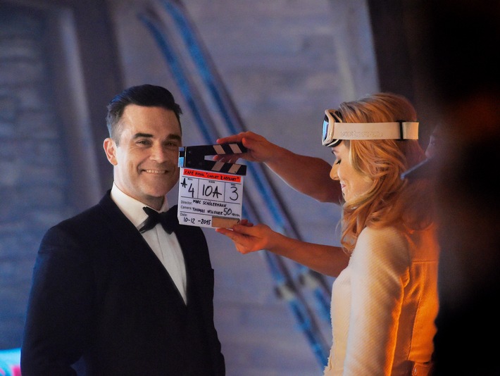 Grüezi, Robbie! / Robbie Williams erobert erneut die Schweiz als Geheimagent für Café Royal