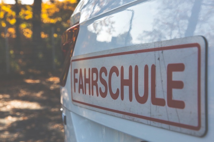 POL-PDNW: Fahrübungen auf Mitfahrerparkplatz in Kirchheim ziehen zwei Strafanzeigen nach sich