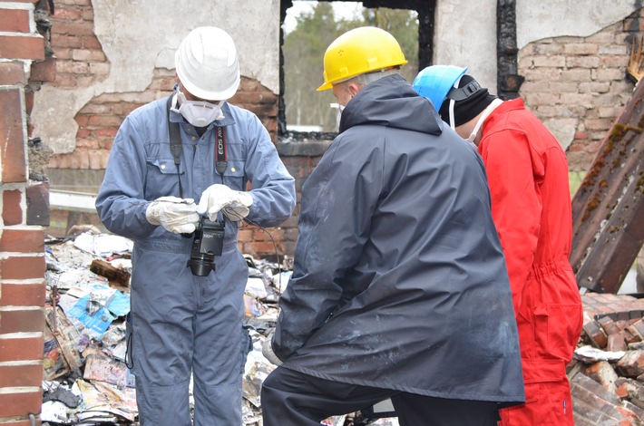 POL-STD: Wohnhaus in Mulsum ausgebrannt - Brandermittler können technischen Defekt als Brandursache nicht ausschließen