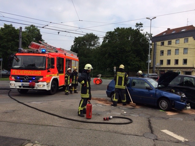 FW-MH: Verkehrsunfall mit eingeklemmter Person