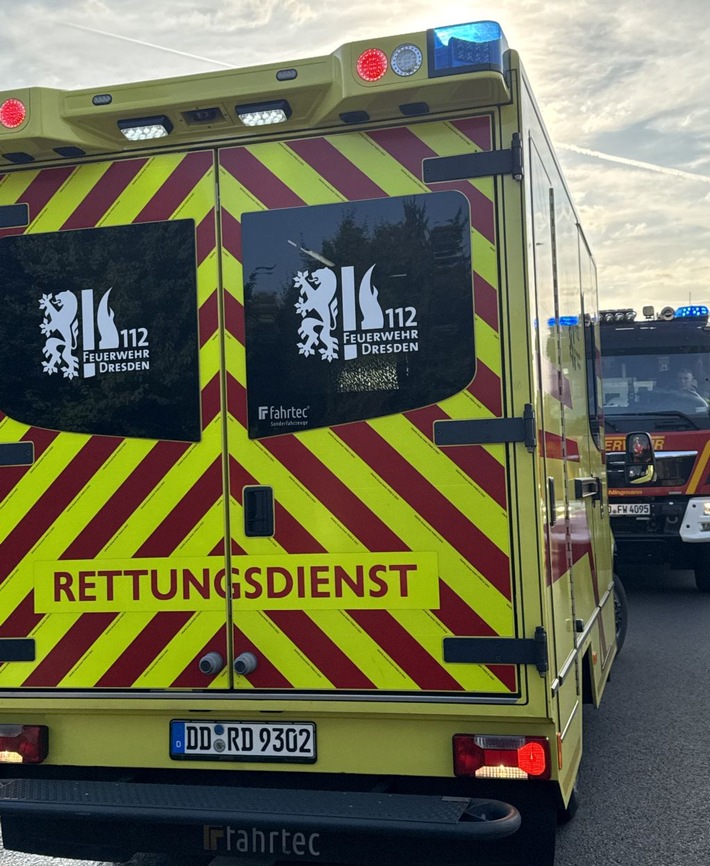 FW Dresden: Schwerer Verkehrsunfall mit zwei Verletzten