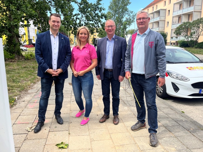 Im Plan: Oberbürgermeister Armin Schenk besucht Glasfaser-Baustelle der Telekom