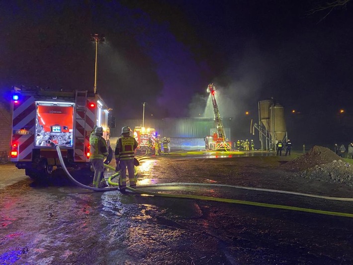 FW-GLA: Großbrand in Strohlagerhalle