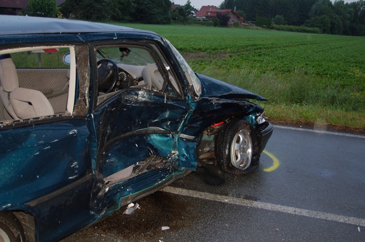 POL-STH: Verkehrsunfall mit zwei verletzten Personen und erheblichen Sachschaden