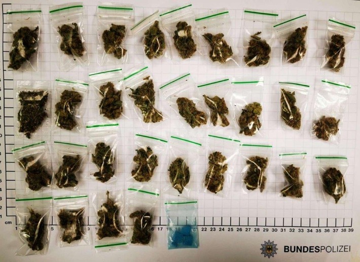 BPOL NRW: 17-Jähriger ergreift Flucht - Bundespolizei nimmt mutmaßlichen Drogendealer fest