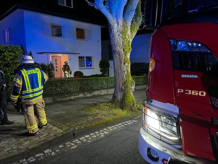 FF Bad Salzuflen: Chemische Reaktion in einem Abfluss ruft Feuerwehr auf den Plan / Ein Mensch von Rettungsdienst betreut