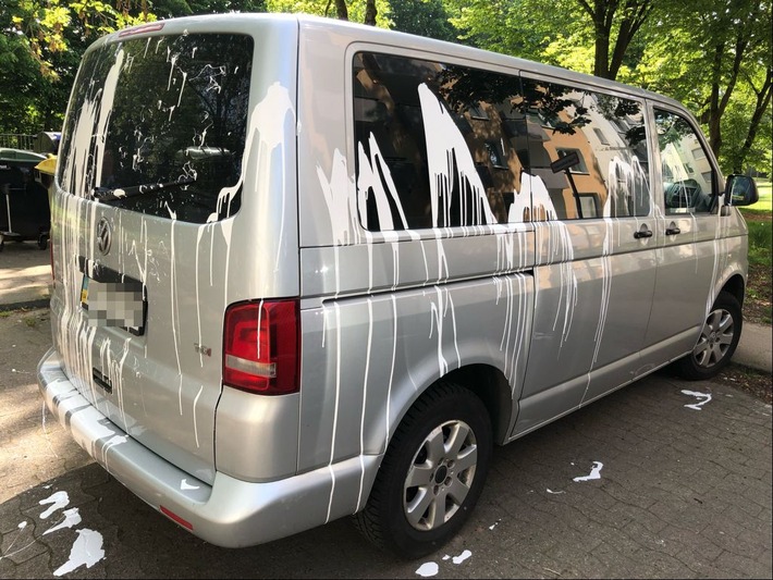 POL-BI: VW-Multivan mit weißer Farbe beschädigt - Zeugen gesucht
