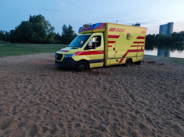 FW Dresden: Rettungseinsatz an der Kiesgrube Leuben - Rettungswagen fährt sich fest