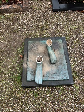 POL-ME: Fast drei Meter hohe Bronzefigur von Friedhof entwendet - 2601106