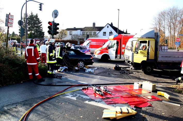 FW-E: Verkehrsunfall Raadter Straße Ecke Estraße in Essen-Haarzopf, 45-jährige Fahrerin eines Saab Cabrios schwer verletzt