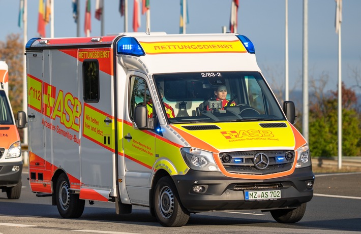 POL-PPMZ: Mainz, Rettungswagen im Notfalleinsatz blockiert, Taxifahrer lässt sich Zeit