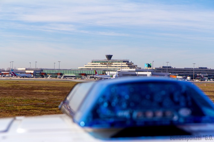 BPOL NRW: 3.200 Euro statt Gefängnis: Bundespolizei vollstreckt Haftbefehl am Flughafen Köln/Bonn